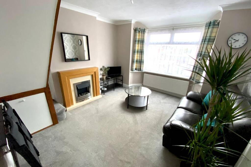 Spacious 2 Bed Apt Sleeps 4 Near Bournemouth Beach المظهر الخارجي الصورة