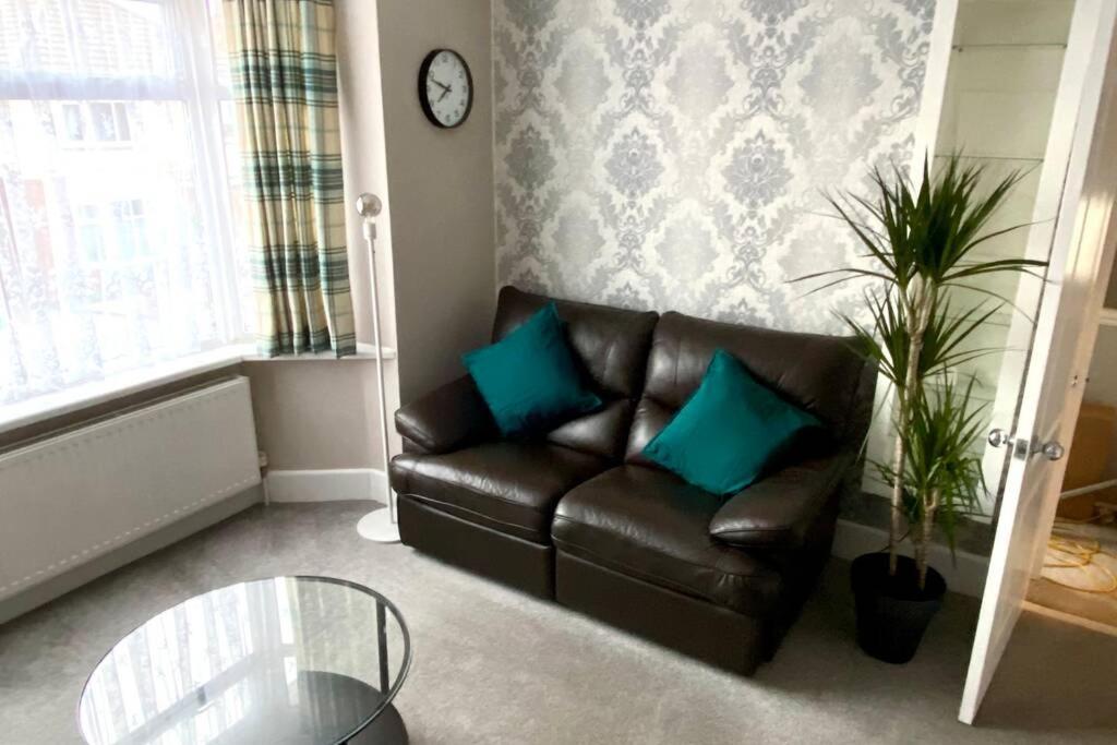 Spacious 2 Bed Apt Sleeps 4 Near Bournemouth Beach المظهر الخارجي الصورة